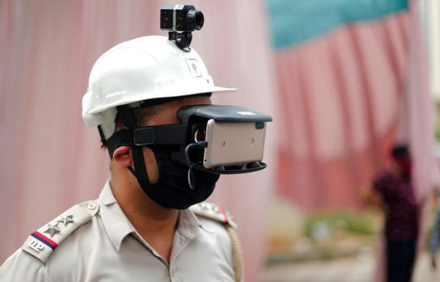 دستگاه حرارت سنج دمای بدن عابران در یک ایستگاه بازرسی پلیس در شهر دهلینو هندوستان دستگاه حرارت سنج دمای بدن عابران در یک ایستگاه بازرسی پلیس در شهر دهلینو هندوستان