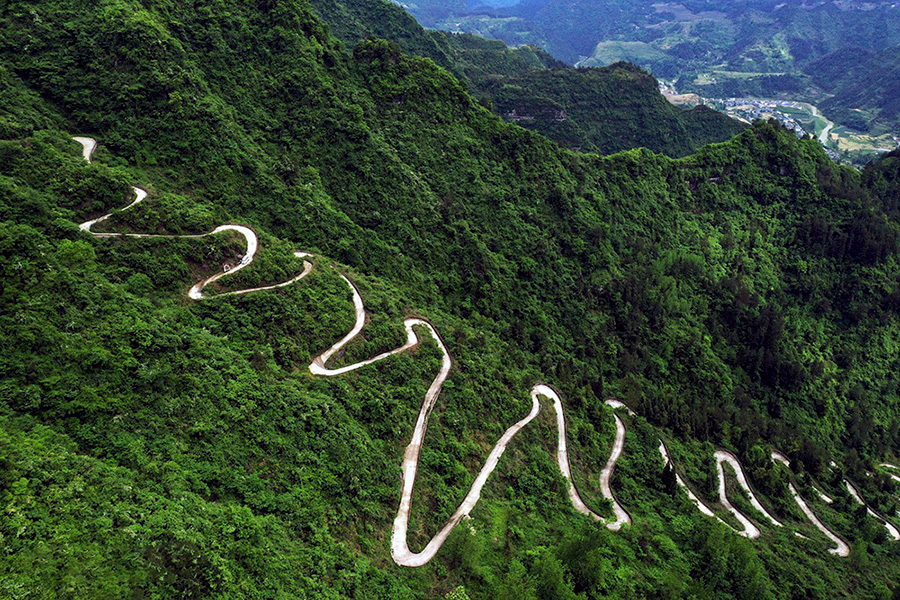 نمای هوایی از یک جاده پیچ در پیچ در کوههای دورافتاده در چونگ کینگ، چین
