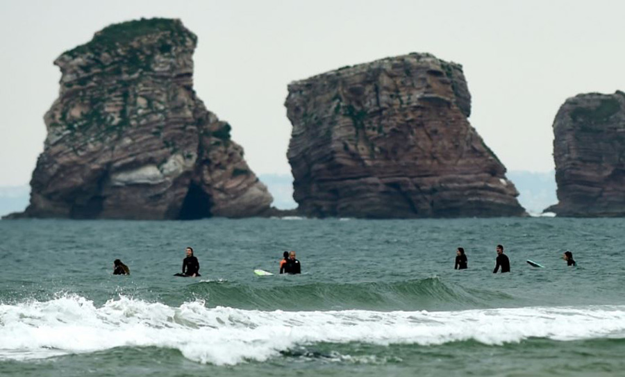 موج سواری و قدم زدن در سواحل فرانسه پس از کاهش محدودیت‌های قرنطینه سراسری
