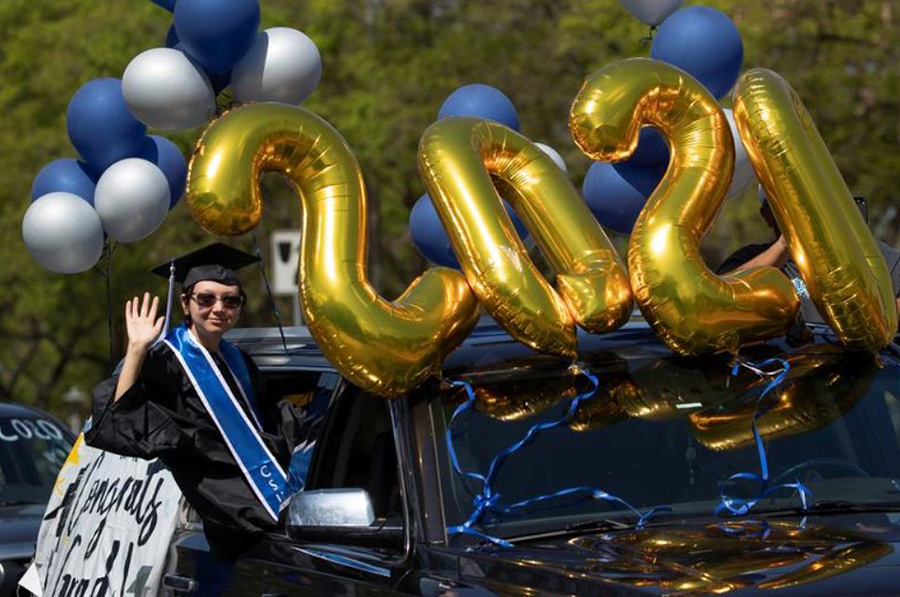 کاروان خودرویی جشن فارغ‌التحصیلی از دانشگاه ایالتی کالیفرنیا در شهر سن مارکوس در ایالت کالیفرنیا آمریکا