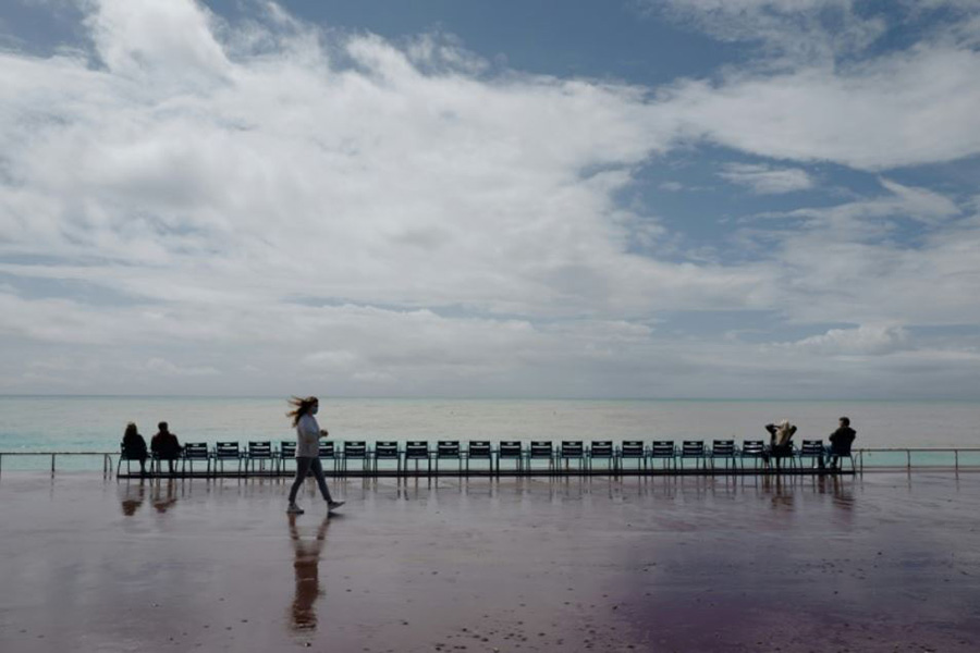 ساحل شهر نیس در جنوب فرانسه در نخستین روز رفع محدودیت‌های قرنطینه سراسری
