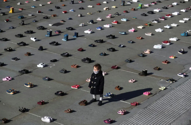 چیدن 1500 جفت کفش بچه گانه از سوی گروه محیط زیستی شورش علیه انقراض در میدان ترافالگار لندن برای تاکید بر تصویب طرح بازسازی اقتصادی سازگار با تغییرات اقلیمی از سوی دولت بریتانیا