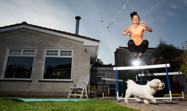 یک ورزشکار حرفه‌ای ایرلند در حال تمرین ورزشی در محوطه حیاط خانه