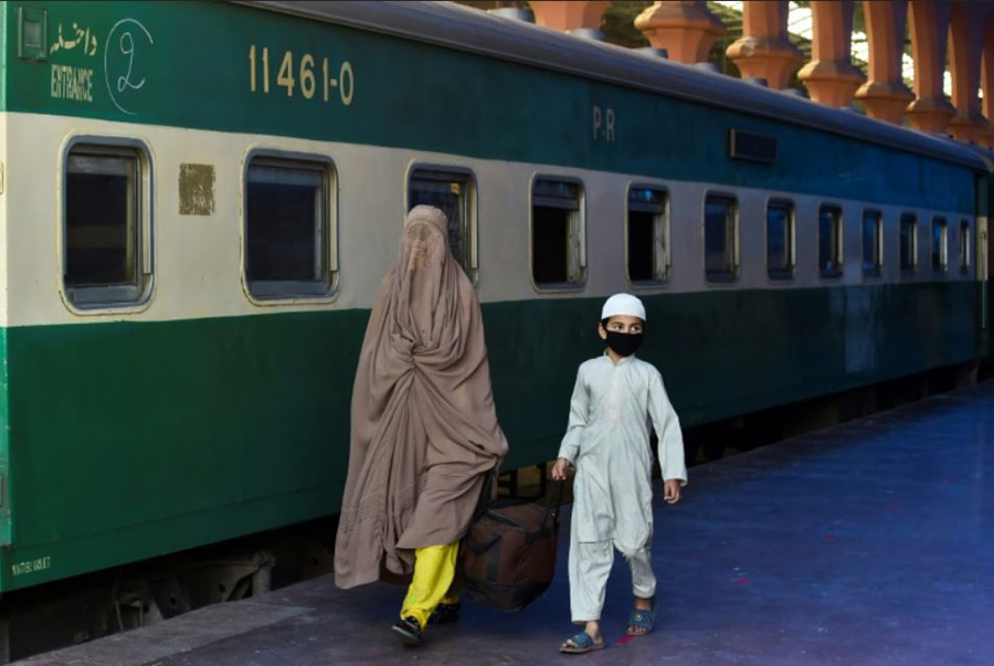 ایستگاه راه‌آهن شهر لاهور پاکستان پس از کاهش محدودیت‌های قرنطینه سراسری