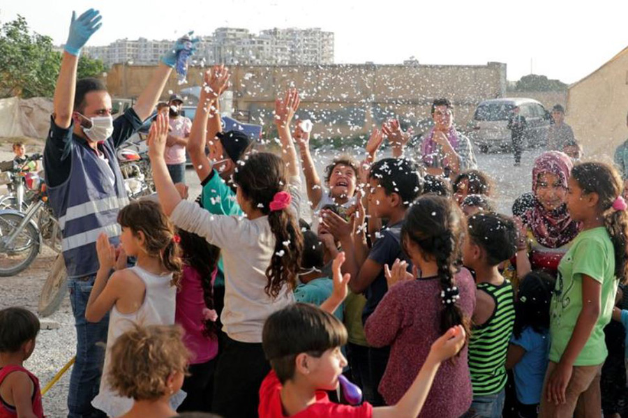 یک نیروی داوطلب انجمن بینالمللی امداد و توسعه (ONSUR) پیش از تعطیلات عید فطر در حال سرگرم کردن کودکان در اردوگاه آوارگان در استان ادلب سوریه یک نیروی داوطلب انجمن بینالمللی امداد و توسعه (ONSUR) پیش از تعطیلات عید فطر در حال سرگرم کردن کودکان در اردوگاه آوارگان در استان ادلب سوریه
