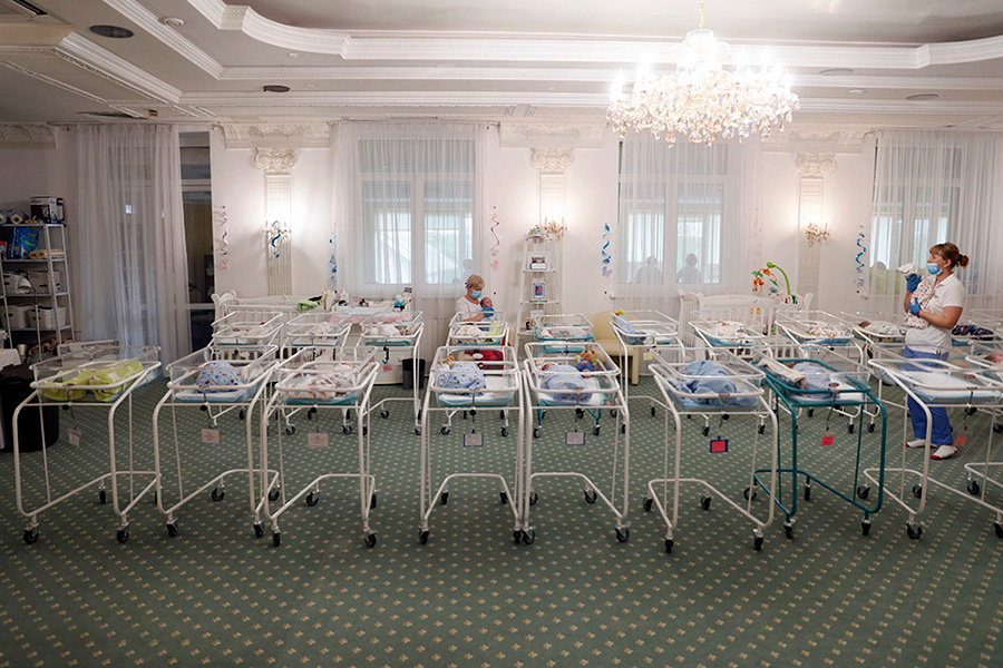 پرستاران و نوزادان در هتل ونیز متعلق به درمانگاه BioTexCom در کیف، اوکراین