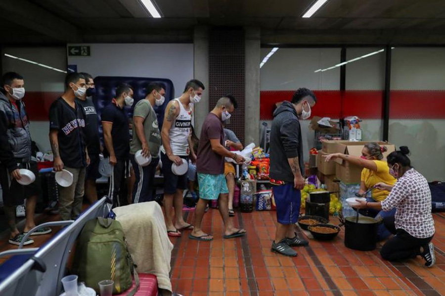 توزیع غذا بین 200 شهروند کلمبیایی که به دلیل محدودیت‌های ناشی از کرونا به طور موقت در فرودگاه بین‌المللی گوارولوس در نزدیکی شهر سائوپائولوبرزیل زندگی می‌کنند