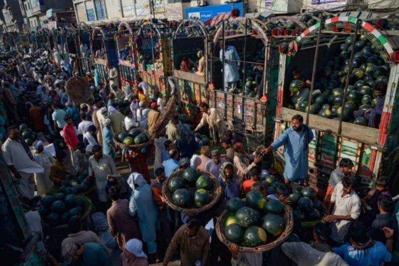 بازار میوه شهر لاهور پاکستان پس از رفع محدودیت‌های قرنطینه و در ازدحام مشتریان و فروشندگان