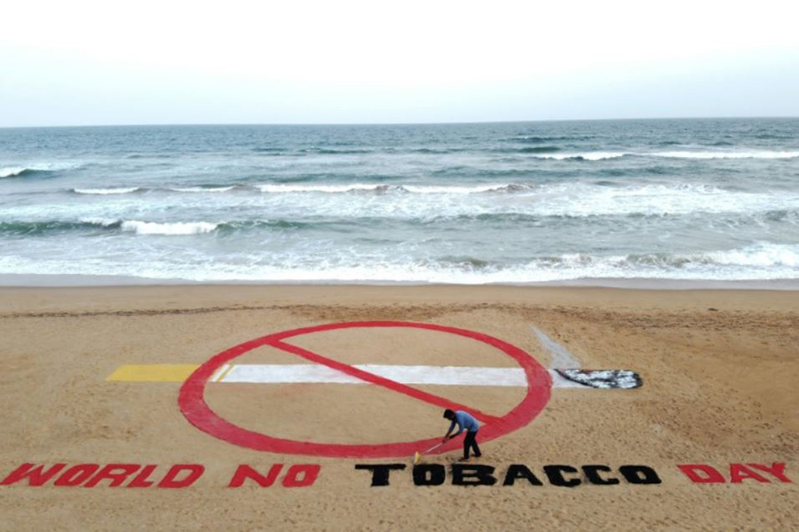 نقاشی شنی هنرمند هندی در ساحل پوری هند به مناسبت روز جهانی بدون تنباکو