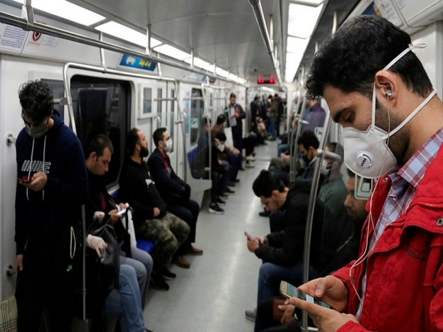 امکان رعایت فاصله گذاری اجتماعی در مترو نیست