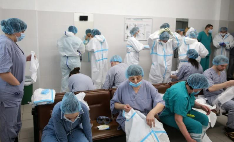 تغییر شیفت کاری کادر درمانی در بخش بستری بیماران کرونایی در بیمارستانی در شهر مسکو روسیه