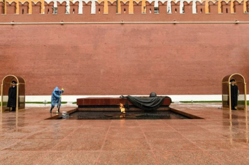 شستشوی مقبره سرباز گمنام در مسکو
