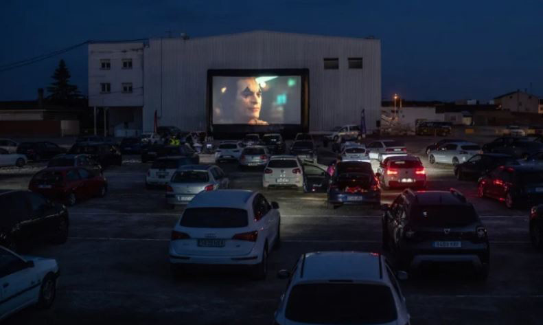 نمایش فیلم جوکر در سینمای خودرویی در شهر گولمز در حومه شهر بارسلونا اسپانیا