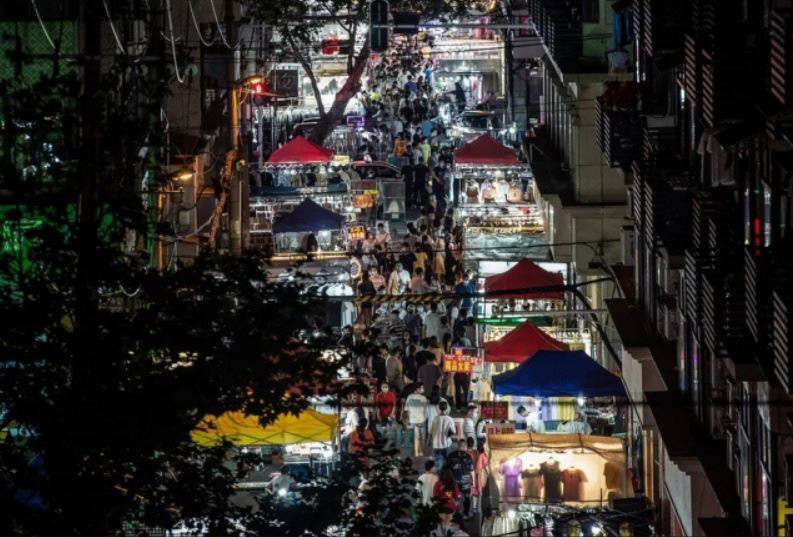 یک بازار شبانه در شهر ووهان چین
