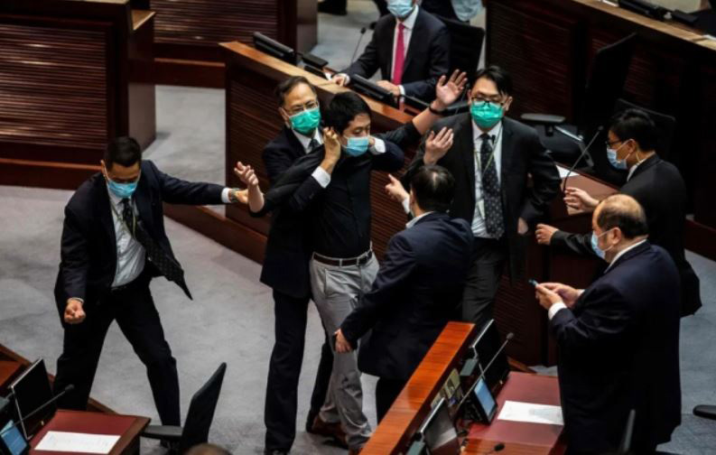 بیرون کردن تد هوی نماینده دموکراسی‌خواه پارلمان هنگ‌کنگ به دلیل اخلال در نظم جلسه پارلمان در حین بحث بر سر قانون مجازات بی‌احترامی به سرود ملی چین