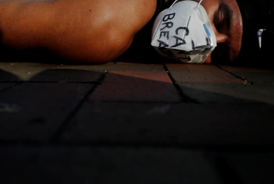 دراز کشیدن به مدت 8 دقیقه و 46 ثانیه به روی زمین از سوی تظاهرات‌کنندگان در شهر بوستون ایالت ماساچوست آمریکا در اعتراض نمادین به قتل جورج فلوید به دست پلیس آمریکا