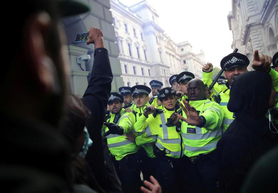 تظاهرات ضدنژادپرستی با شعارجان سیاهان مهم است در شهر لندن