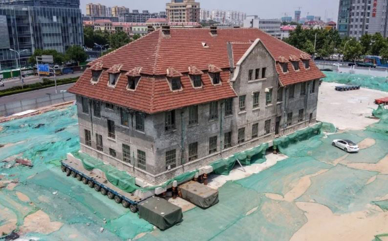 عملیات جابجایی یک ساختمان بزرگ 100 ساله در شهر جینان چین