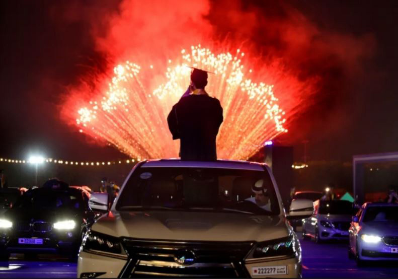 آتشبازی در جریان جشن فارغالتحصیلی دانشآموزان دبیرستانی در جنوب شهر منامه پایتخت بحرین آتشبازی در جریان جشن فارغالتحصیلی دانشآموزان دبیرستانی در جنوب شهر منامه پایتخت بحرین