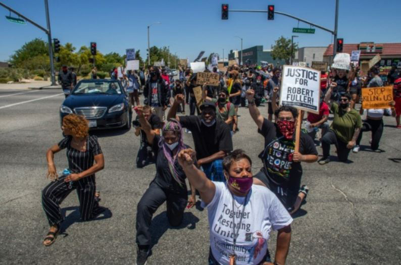 معترضان به قتل رابرت فولر جوان 24 ساله سیاه پوست در شهر پالم دیل ایالت کالیفرنیا خواهان کشف قاتلان و اجرای عدالت درباره آنها هستند