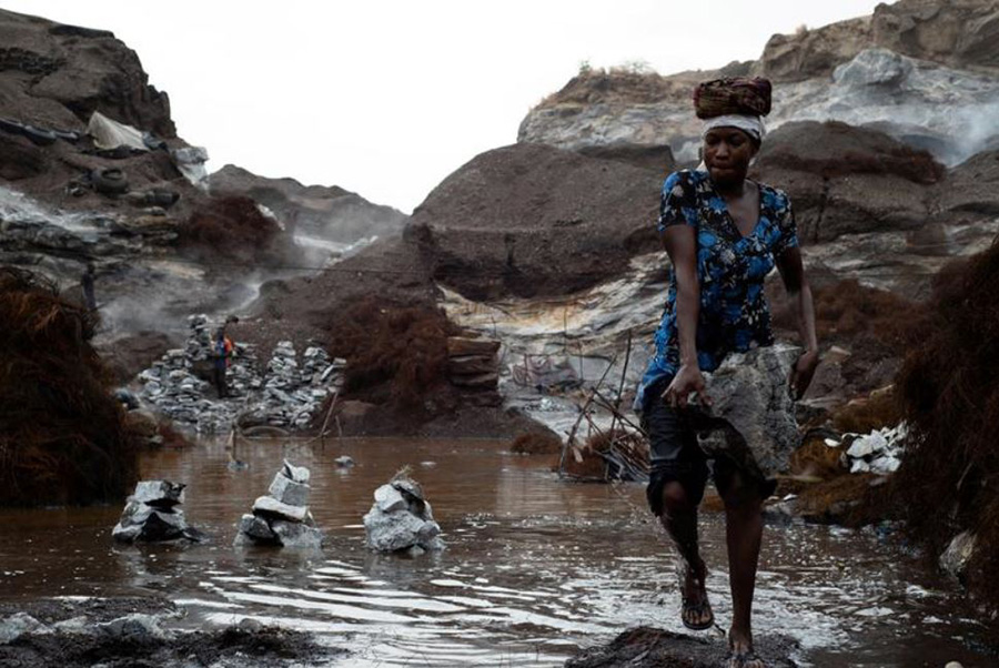 یک زن در حال کار در یک معدن غیررسمی (غیرقانونی) سنگ گرانیت در کشور بورکینافاسو در غرب آفریقا
