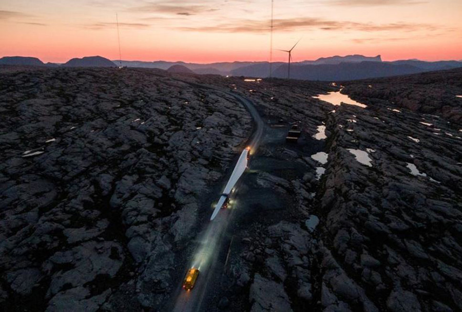 حمل یک پَره 70 متری از یک توربین بادی به نیروگاهی بادی در نروژ