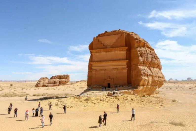 بازدید گردشگران از مقبره قصر الفرید در بقایای شهر تاریخی مداین صالح در شهر بیابانی العلا در صحرای عربستان سعودی بازدید گردشگران از مقبره قصر الفرید در بقایای شهر تاریخی مداین صالح در شهر بیابانی العلا در صحرای عربستان سعودی