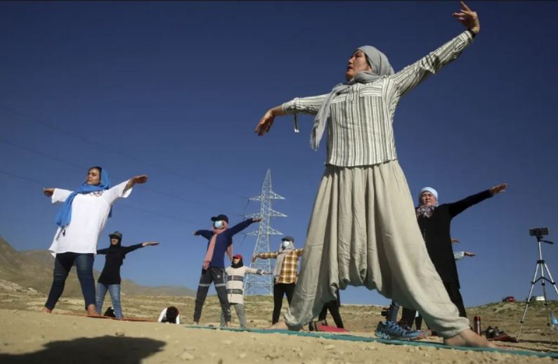 گروهی از زنان افغان در حال تمرین یوگا جمعی در تپه‌های شهر کابل