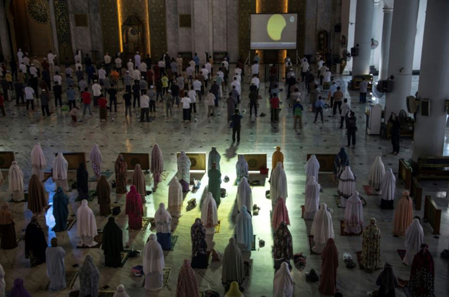 نماز آیات در مسجدی در سورابایا اندونزی به خاطر پدیده خورشید‌گرفتگی