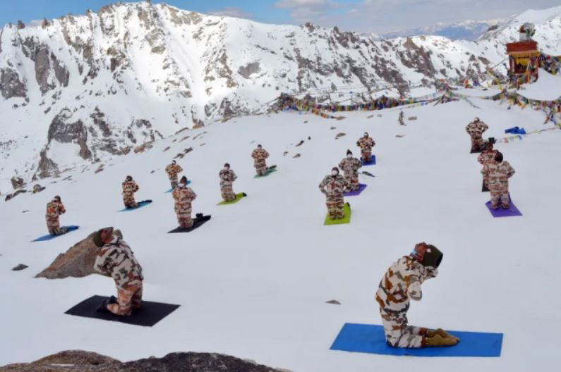نیروهای مرزبانی هند در مرز کوهستانی تبت در حال تمرین یوگا جمعی در روز جهانی یوگا