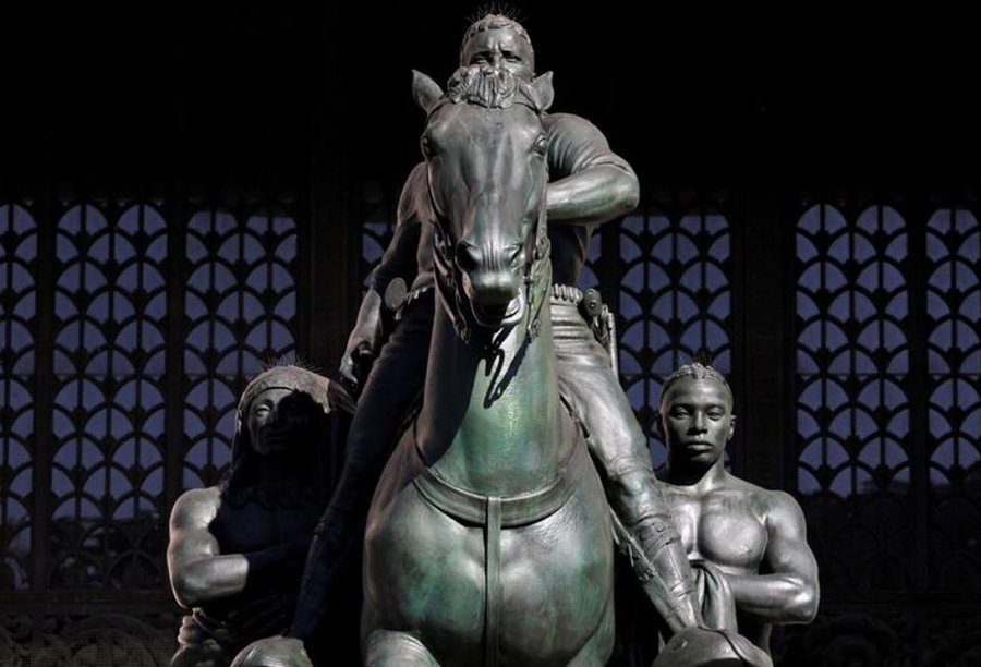 مسئولان شهری نیویورک اعلام کردند مجسمه تئودور روزولت رییس جمهوری اسبق آمریکا را از مقابل موزه تاریخ طبیعی آمریکا در محله منهتن نیویورک، برخواهند داشت