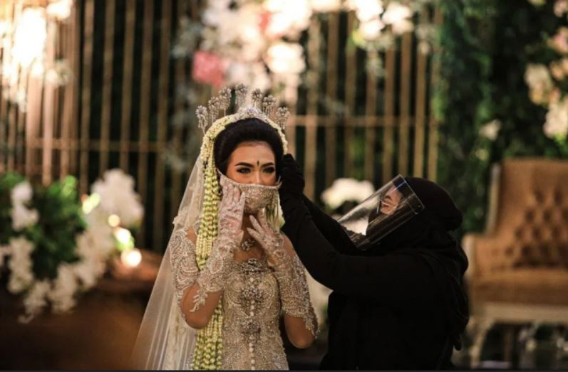یک شرکت ارایه دهنده خدمات جشن عروسی در باندونگ اندونزی در حال تمرین پروتکل‌های بهداشتی جدید متناسب با کرونا برای برگزاری جشن عروسی