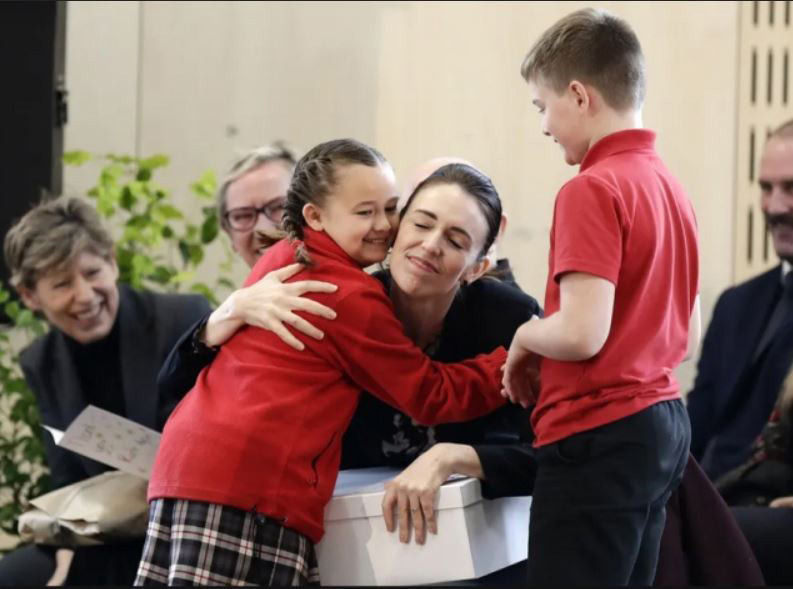 نخست وزیر نیوزیلند در مراسم افتتاح یک مدرسه آسیب‌دیده از زلزله 9 سال پیش در شهر کرایست چرچ نیوزیلند، دانش‌آموزی را در آغوش گرفته است.