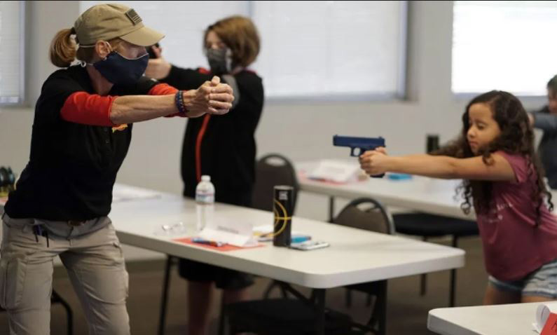 آموزش ایمنی سلاح به دانش‌آموزان در کمپی تابستانی در شهر شهر آلبوکرکی در ایالت نیومکزیکو آمریکا