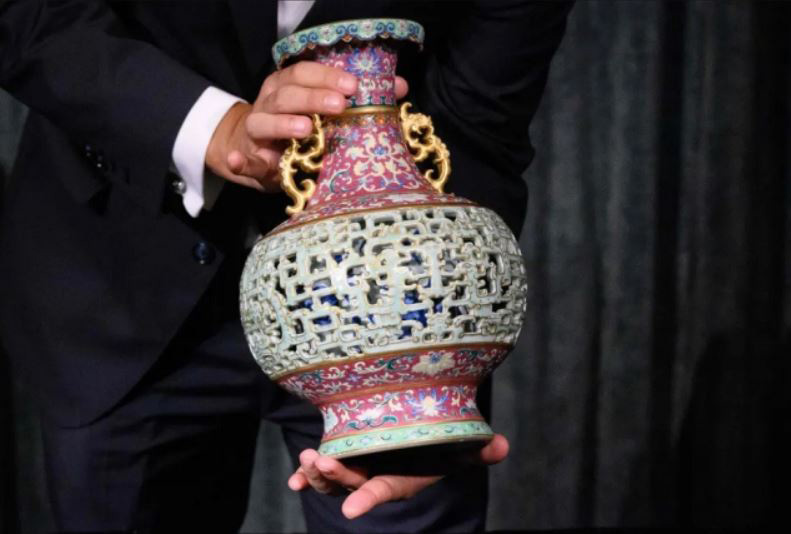 حراج یک گلدان چینی نفیس متعلق به قرن هجدهم میلادی از سوی شعبه آسیایی حراجی ساتِبیز در هنگ‌کنگ با قیمت پایه 9 میلیون دلار