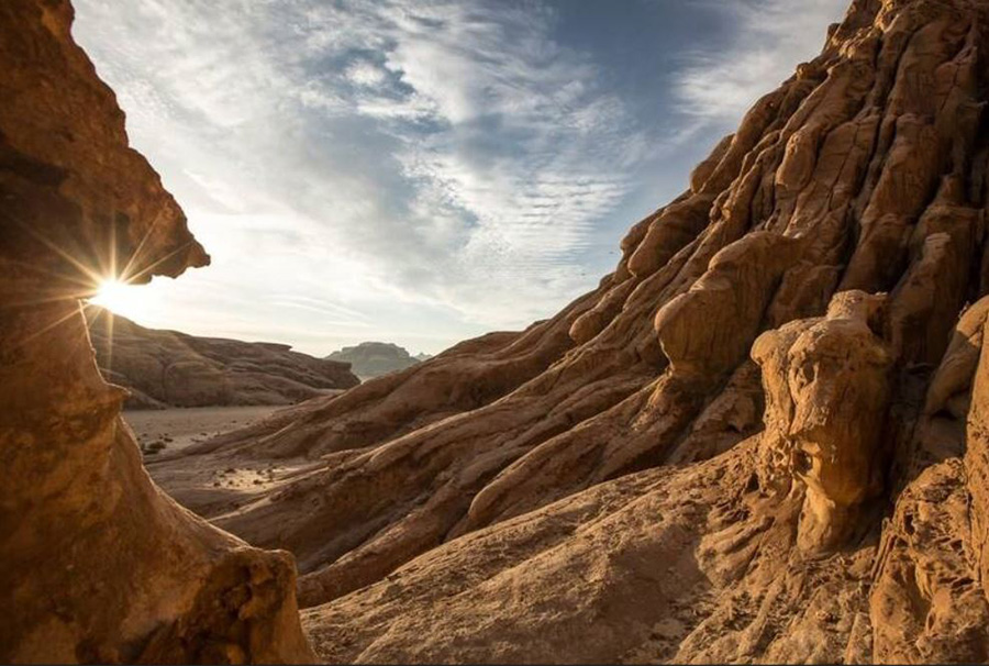غروب خورشید شگفت انگیز در وادی هافر واقع در 20 کیلومتری وادی روم «دره ماه» در کشور اردن