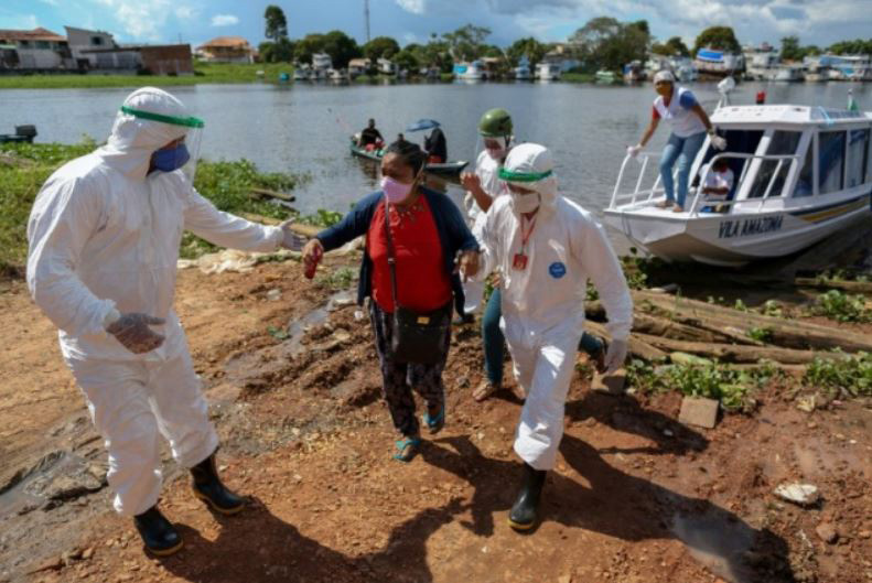 انتقال بیماران کرونایی از طریق قایق- آمبولانس از منطقه آمازون برزیل به مراکز درمانی