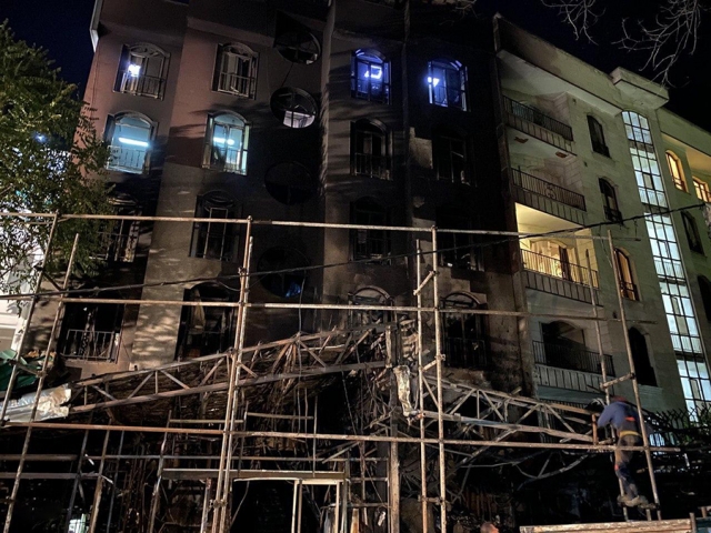 تأیید مرگ 18 نفر بر اثر انفجار در مرکز درمانی سینا اطهر در لحظات اولیه تأیید مرگ 18 نفر بر اثر انفجار در مرکز درمانی سینا اطهر در لحظات اولیه