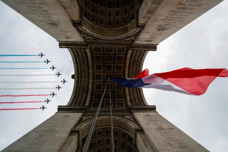 رژه هواپیماها در پاریس فرانسه به مناسبت سالروز ملی این کشور