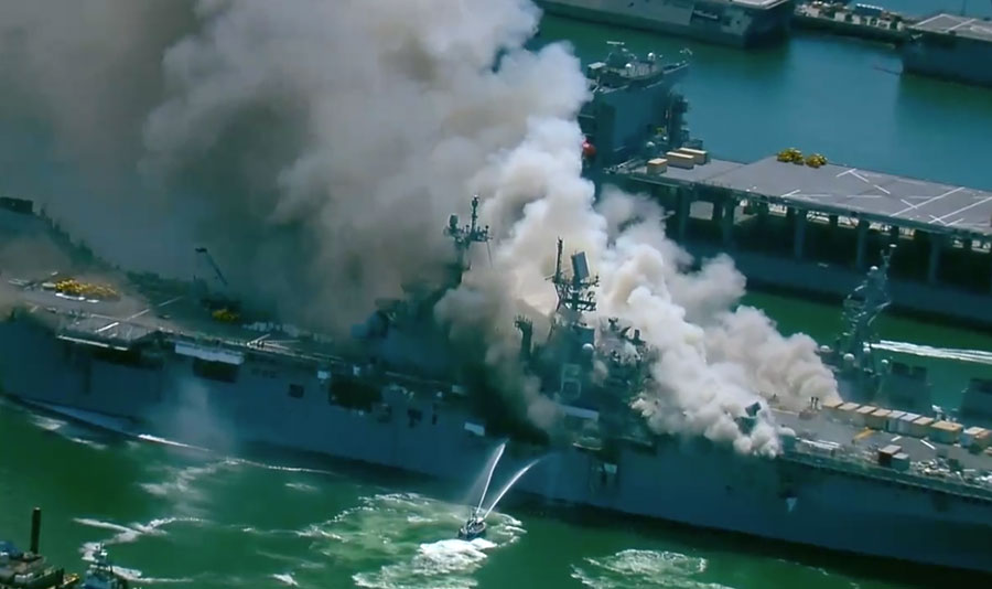 آتش‌سوزی در ناو آمریکایی همچنان ادامه دارد - Navy ship fire continues to burn