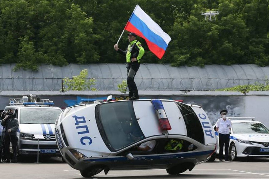 حرکات نمایشی با خودروی پلیس در حاشیه برگزاری یک رژه در مسکو
