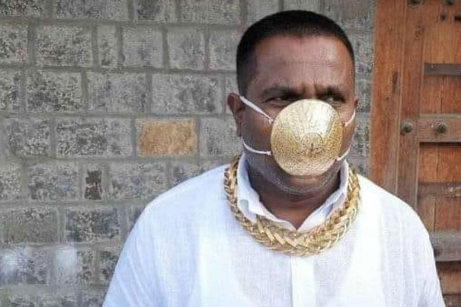 مرد هندی ساکن شهر پونا، ماسکی از طلا ساخته است و از آن برای محافظت خود در برابر کرونا استفاده می‌کند.