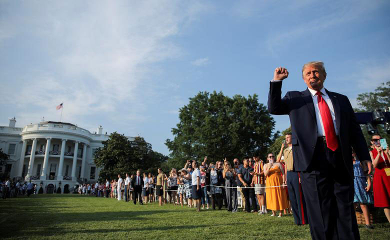 دونالد ترامپ با مشتی گره کرده در بخش جنوبی کاخ سفید در جشن استقلال آمریکا (4 جولای) شرکت کرد