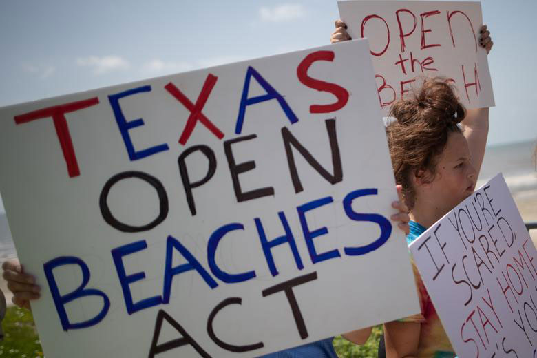 ساکنان محلی به قواعد و محدودیت‌های بسته بودن سواحل در تگزاس به دلیل شیوع کرونا اعتراض کردند