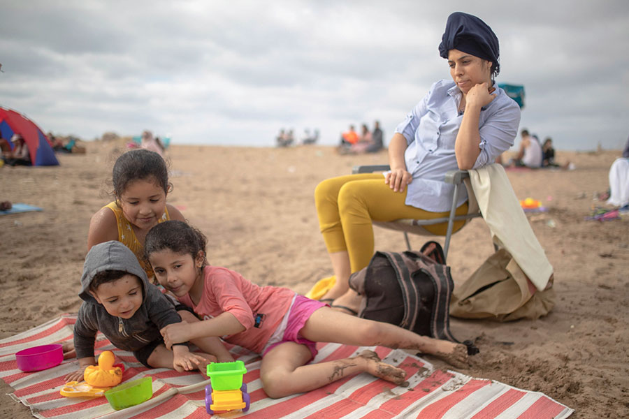 خانواده مراکشی در حال لذت بردن از ساحل پس از بازگشایی اولیه در مراکش