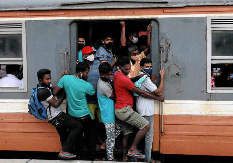 وضعیت ازدحام مسافران قطار شهری در شهر کلمبو پایتخت سریلانکا