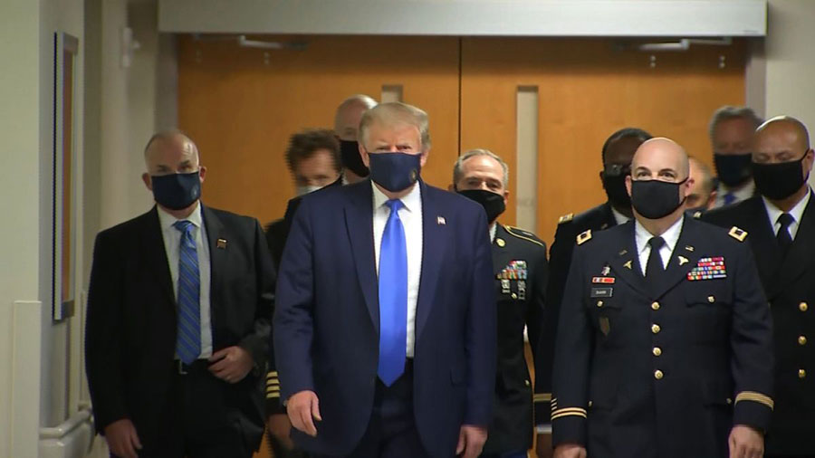 ماسک زدن ترامپ هنگام بازدید از مرکز ملی پزشکی نظامی والتر رید در ایالت مریلند آمریکا برای نخستین بار