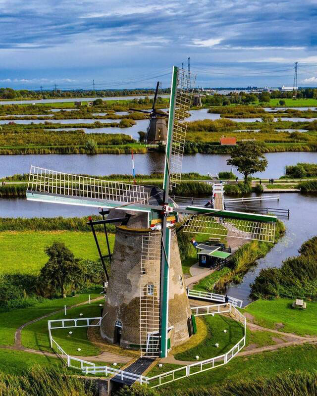 تصویری از آسیاب‌های بادی در هلند