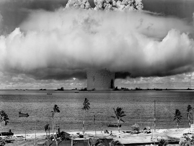 6 آگوست ، انفجار بمب اتمی در هیروشیما با بیش از 160 هزار کشته و مجروح (1945م)
