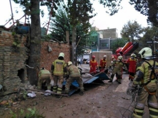 ریزش ساختمان در خیابان ابوذر تهران و حبس شدن 4 نفر زیر آوار / تلاش آتش نشانان برای آوار برداری